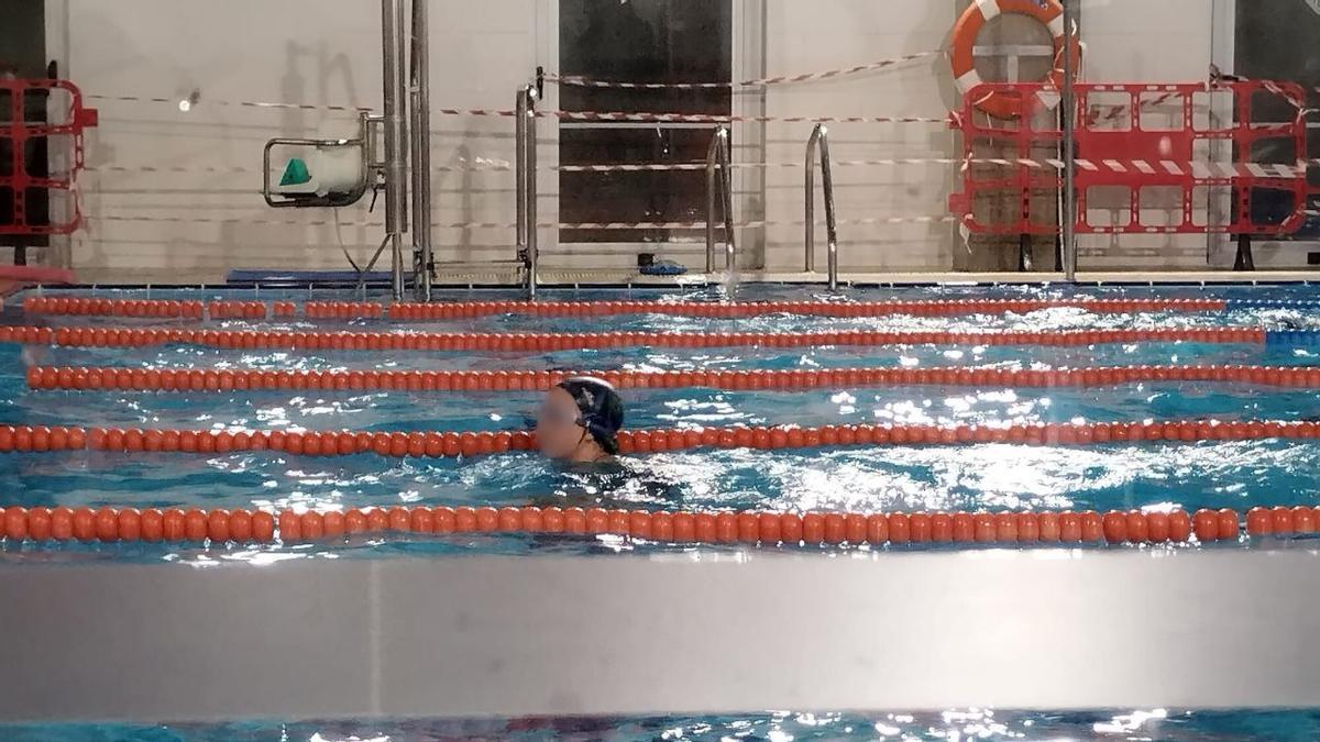 Una parte del recinto de la piscina está vallado por desprendimientos.