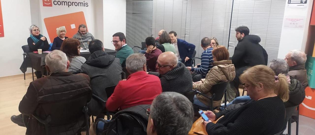 Imagen de un momento de la reunión de ayer de los representantes de Mes (antiguo Bloc) en la Plana Alta-l’Alcalatén.