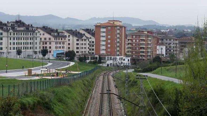 La vía del tren, con el camino sin vallar a la derecha.