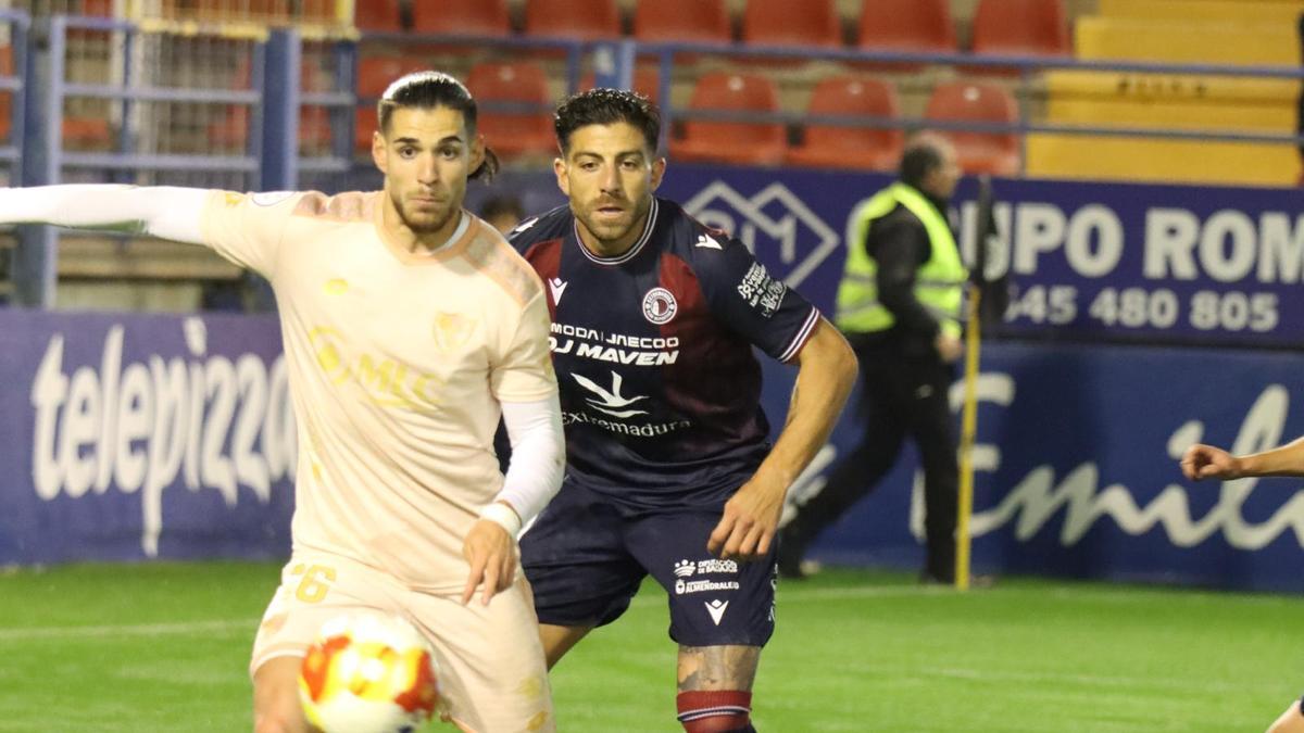 Becken y Zarfino pugnan en una jugada.