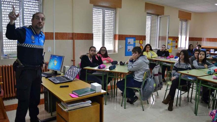 Escolares del centro educativo San Vicente de Paúl escuchando las explicaciones del policía Vidales.