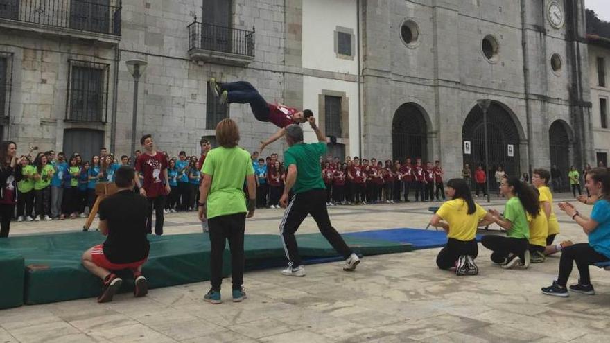 Acrobacias en Pravia en el Día de la Educación Física