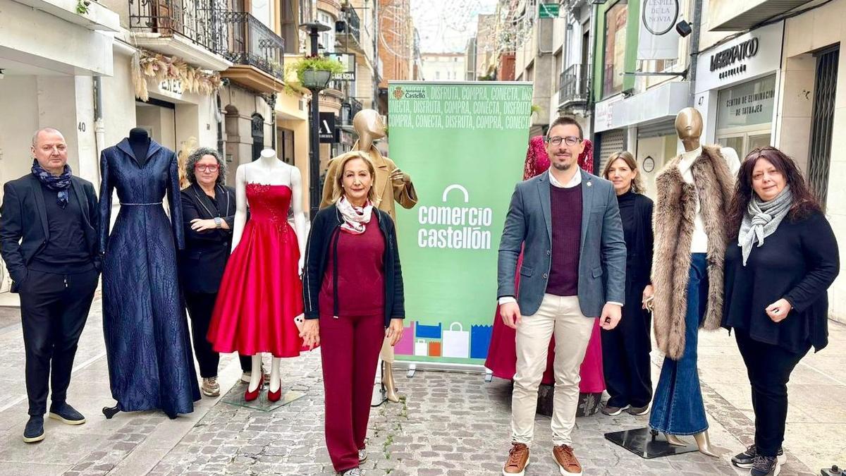 El concejal de Comercio, Alberto Vidal, junto a los participantes en la nueva iniciativa comercial.