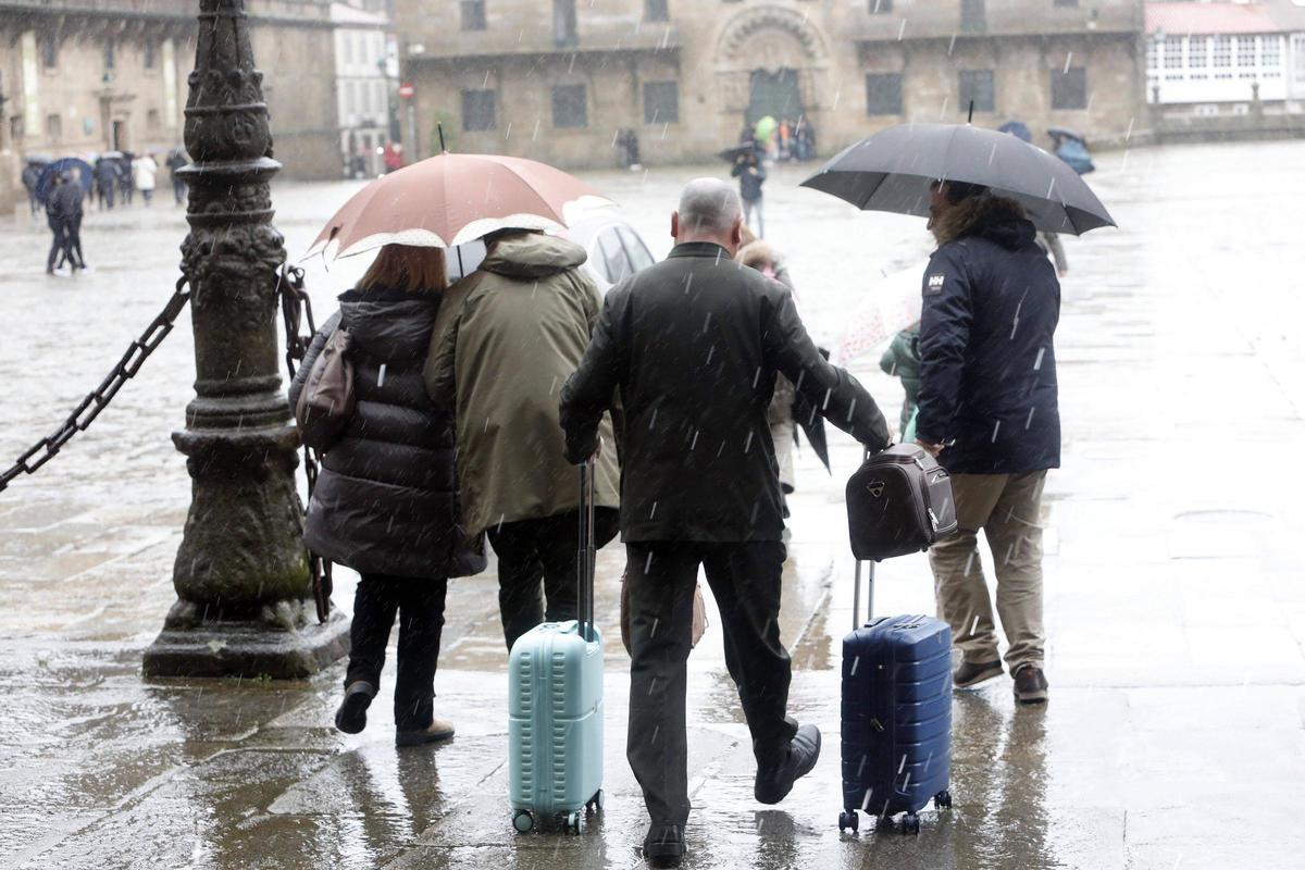 En Santiago se esperan precipitaciones este lunes, que podrían ser localmente tormentosas y en forma de granizo
