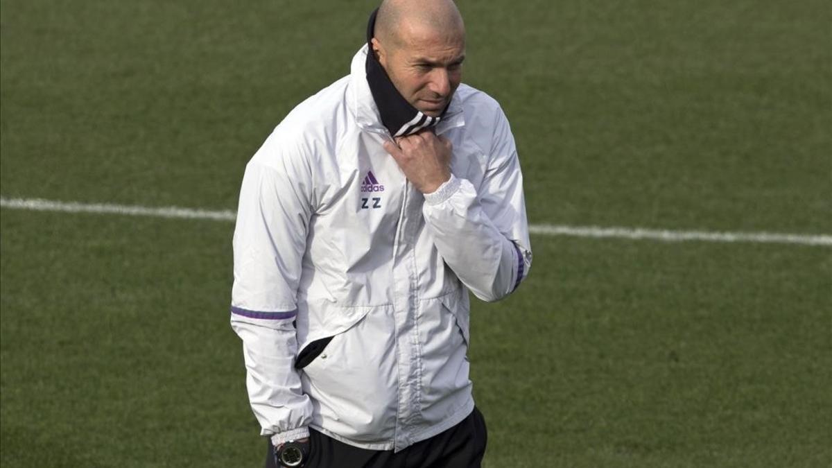 Zidane, durante el entrenamiento del Madrid este viernes en Valdebebas