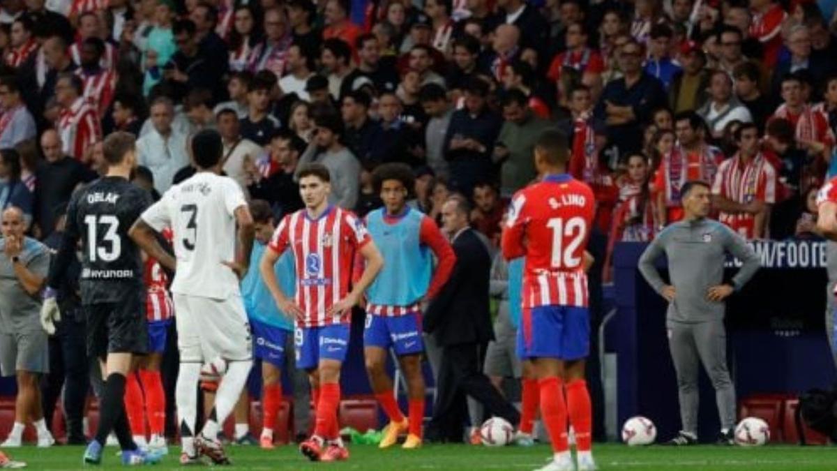 El partido en el Metropolitano tuvo que ser suspendido durante casi 20 minutos por culpa de los incidentes.