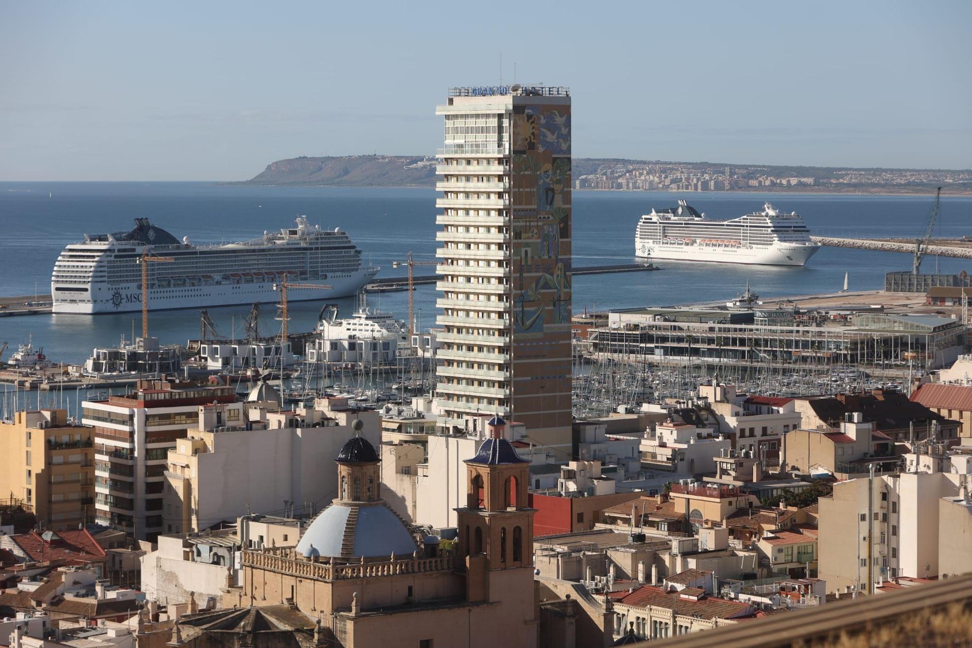 Dos cruceros de la compañía MSC en el Puerto Alicante