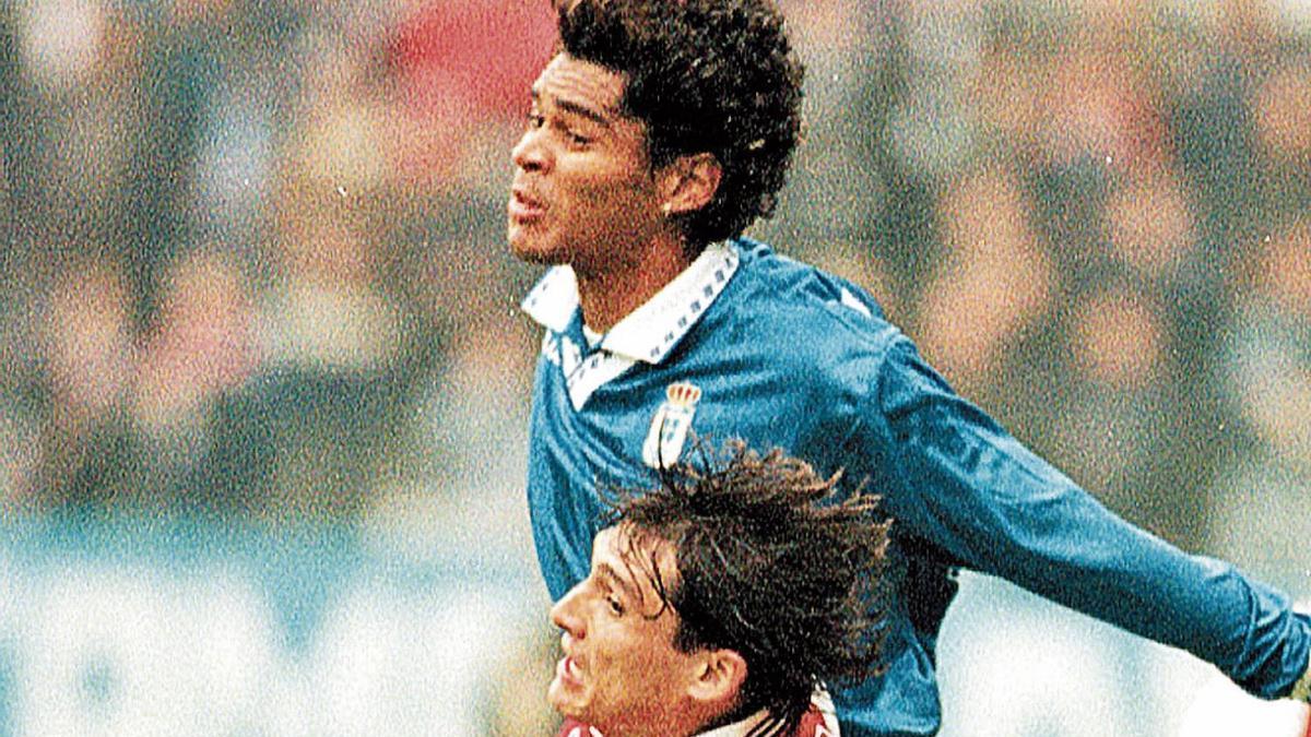 ARMANDO Y ABEL XAVIER DISPUTAN UN BALON DURANTE EL PARTIDO QUE OVIEDO Y DEPORTIVO JUGARON EN EL TARTIERE