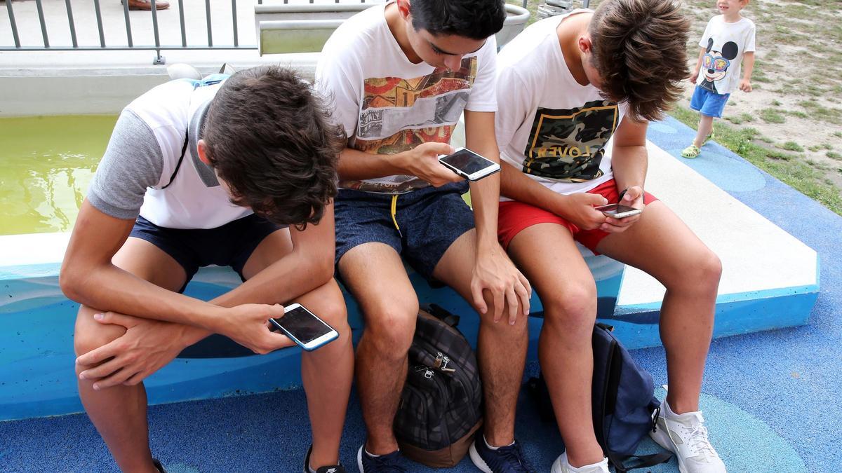 Adolescentes con sus móviles