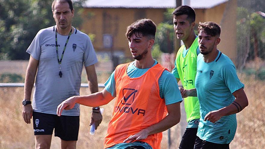 Entrenamiento del Córdoba CF B, con Diego Caro al fondo, en la Ciudad Deportiva.