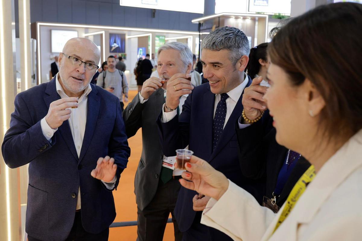 El consejero de Agricultura degusta uno de los productos.