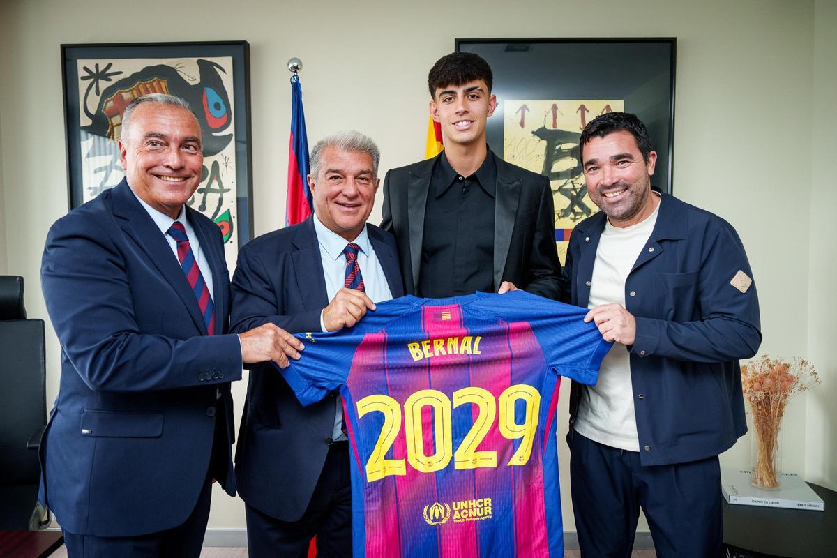Rafa Yuste, Joan Laporta, Marc Bernal y Deco, en el despacho del presidente.