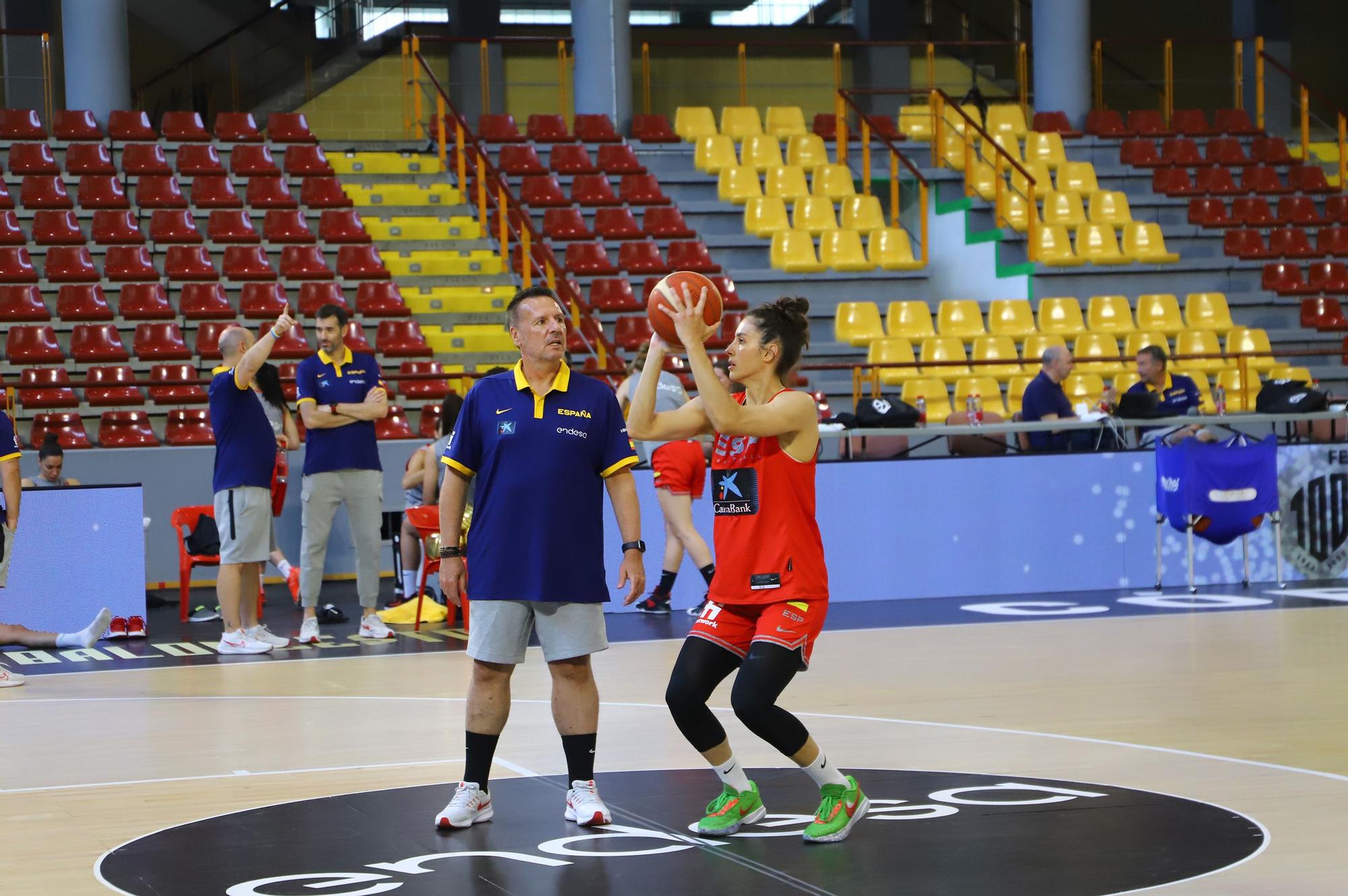 La selección española femenina de baloncesto con el alcalde de Córdoba, en imágenes