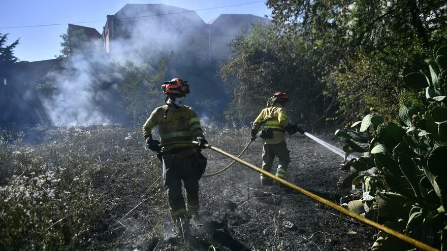 Los bomberos sofocan las llamas en Aldea Moret