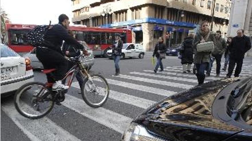 Un ciclista cruza por un paso de peatones en Valencia, en una imagen de archivo.