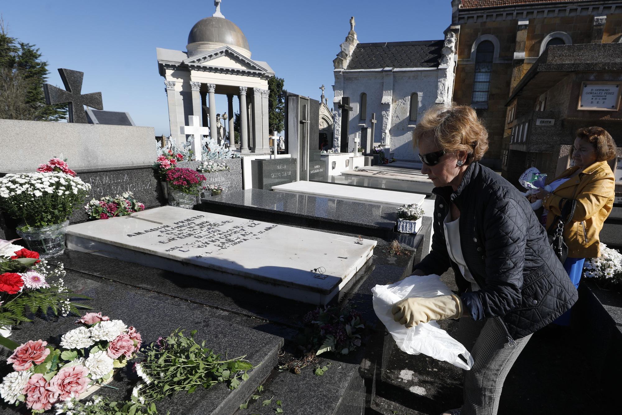 La celebración del día de Todos los Santos en el cementerio El Salvador de Oviedo.