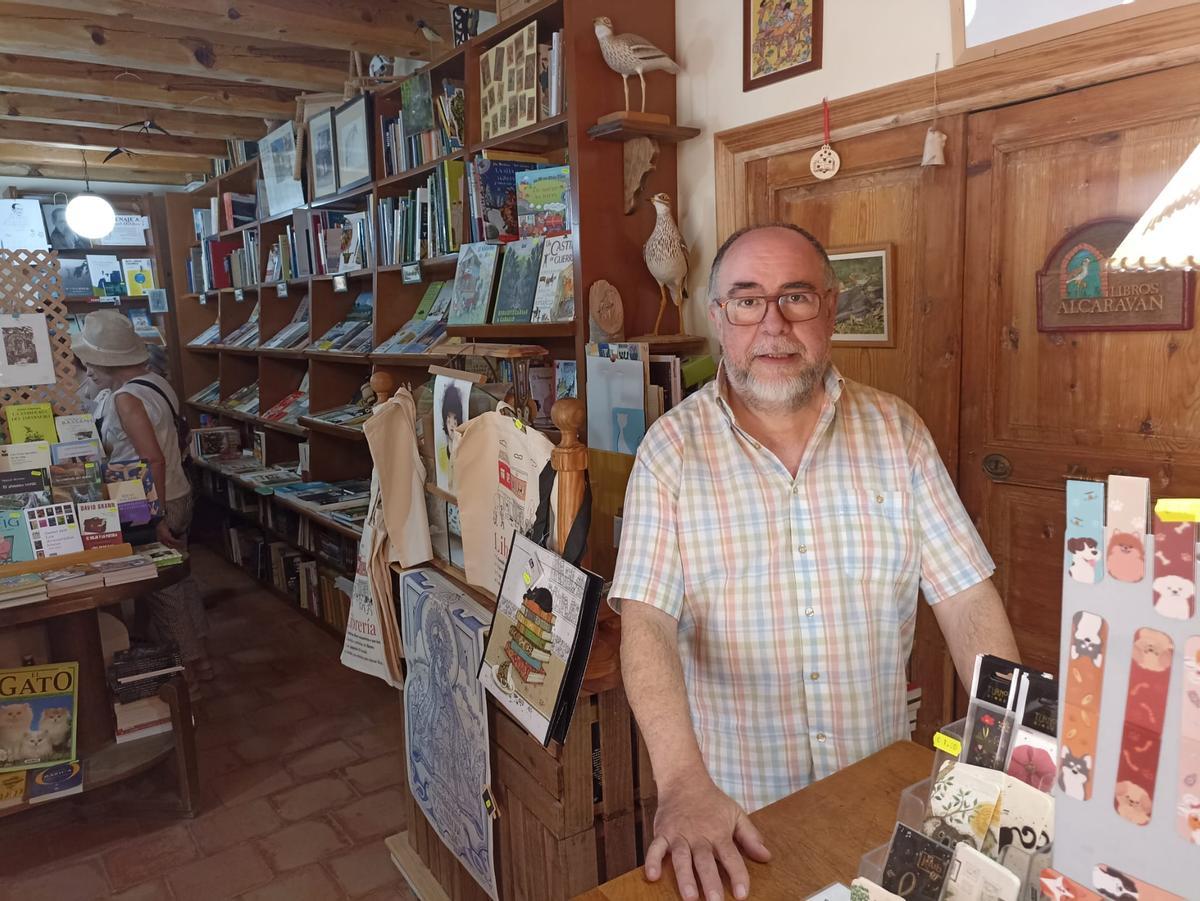 Jesús Martínez abrió la primera librería de Urueña, Alcaraván, hace 30 años