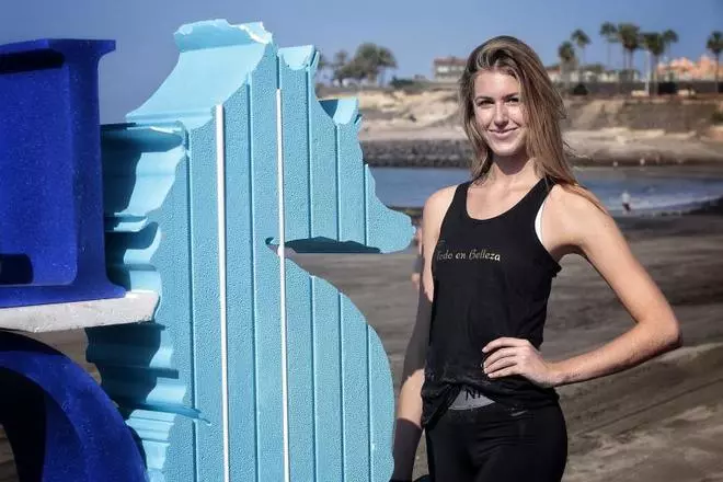 Las candidatas a Miss Universo España realizan actividades en la playa de Fañabé