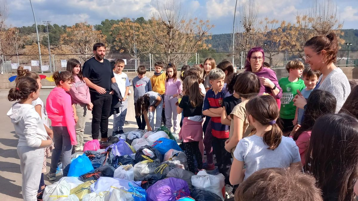 El director de l'Agència de Residus de Catalunya, Isaac Peraire, amb alumnes de l'escola d'Avinyó