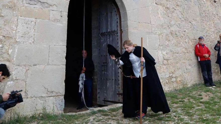 Foto de archivo de las primeras mujeres en participar en la rogativa de Portell a Sant Pere de Castellfort.