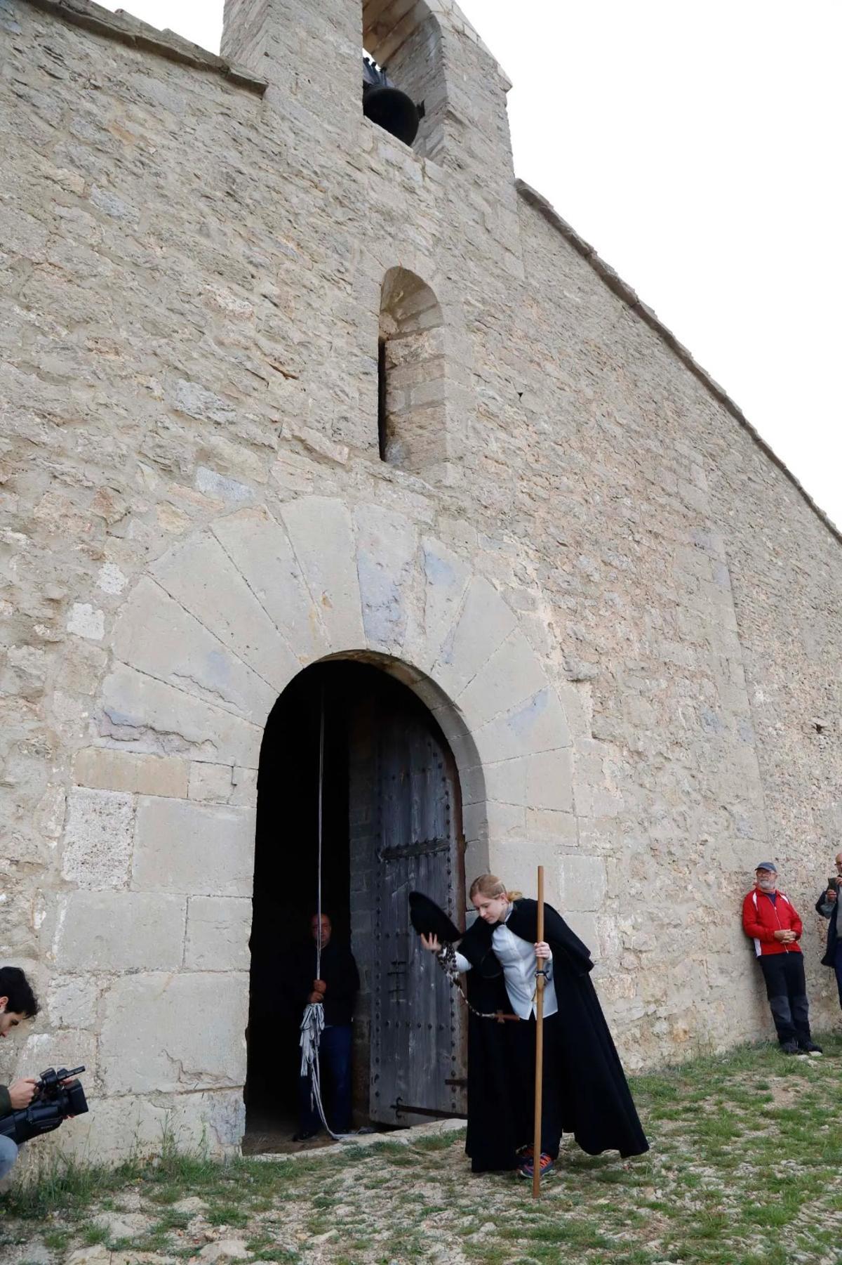 Foto de archivo de las primeras mujeres en participar en la rogativa de Portell a Sant Pere de Castellfort.