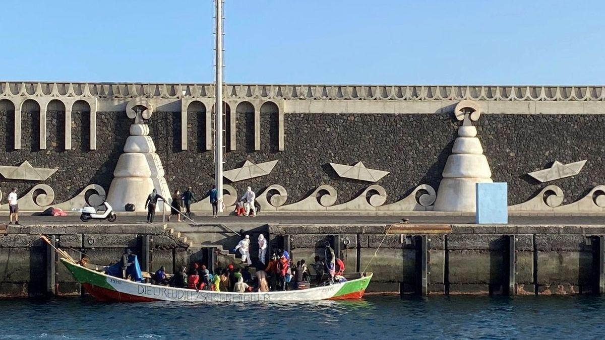 Imagen de archivo de un cayuco llegado al muelle de La Restinga, en El Hierro.