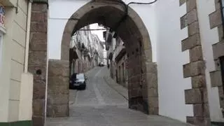 Betanzos estrena nuevo control de accesos: 30 minutos para circular por el casco histórico pero todavía sin multas
