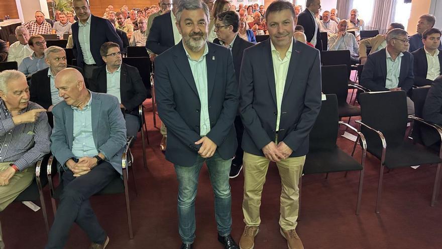 En el centro, de pie, el consejero de Medio Rural, Alejandro Calvo, y el nuevo presidente de Campoastur, Carlos García, en la asamblea de la cooperativa. | P. C.