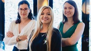 La nueva generación de diplomáticas: de izquierda a derecha, Anna Prats, Miriam Vilaplana y María Uceda, receptoras de la beca de excelencia de la Fundación ”la Caixa” para estudios de posgrado en el extranjero.