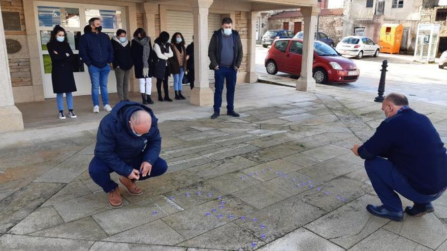 Concentración de Agolada con la colocación de 37 velas en recuerdo a las víctimas