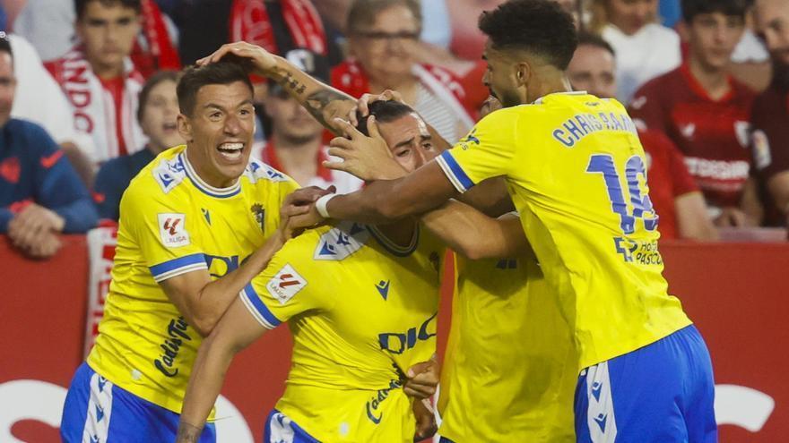 El Cádiz sueña con la permanencia con un gol en el 96&#039; ante el Sevilla