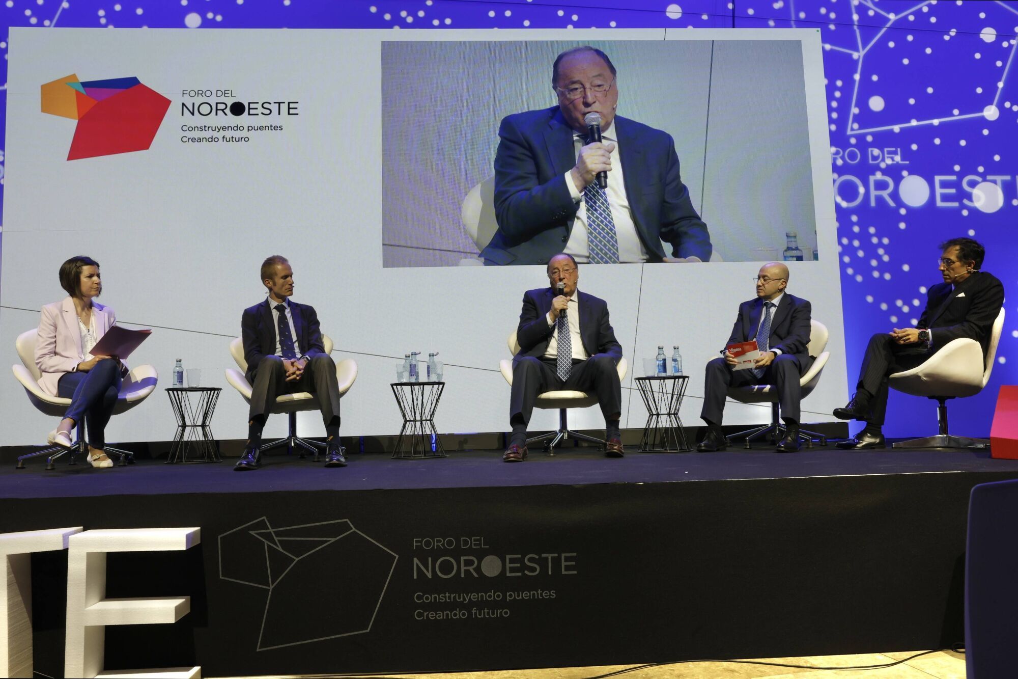 Un momento de la mesa redonda “Visiones para el futuro agroalimentario” con José Armando Tellado, de Central Lechera Asturiana, Carlos Moro, de Matarromera, José Manuel Ferreño, de Vegalsa Eroski y José Cabanas, de Hijos de Rivera. Modera Covadonga Jiménez de La Nueva España.