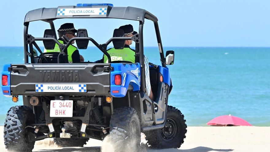 Archivo - Servicio de Policía Local en las playas de Cádiz