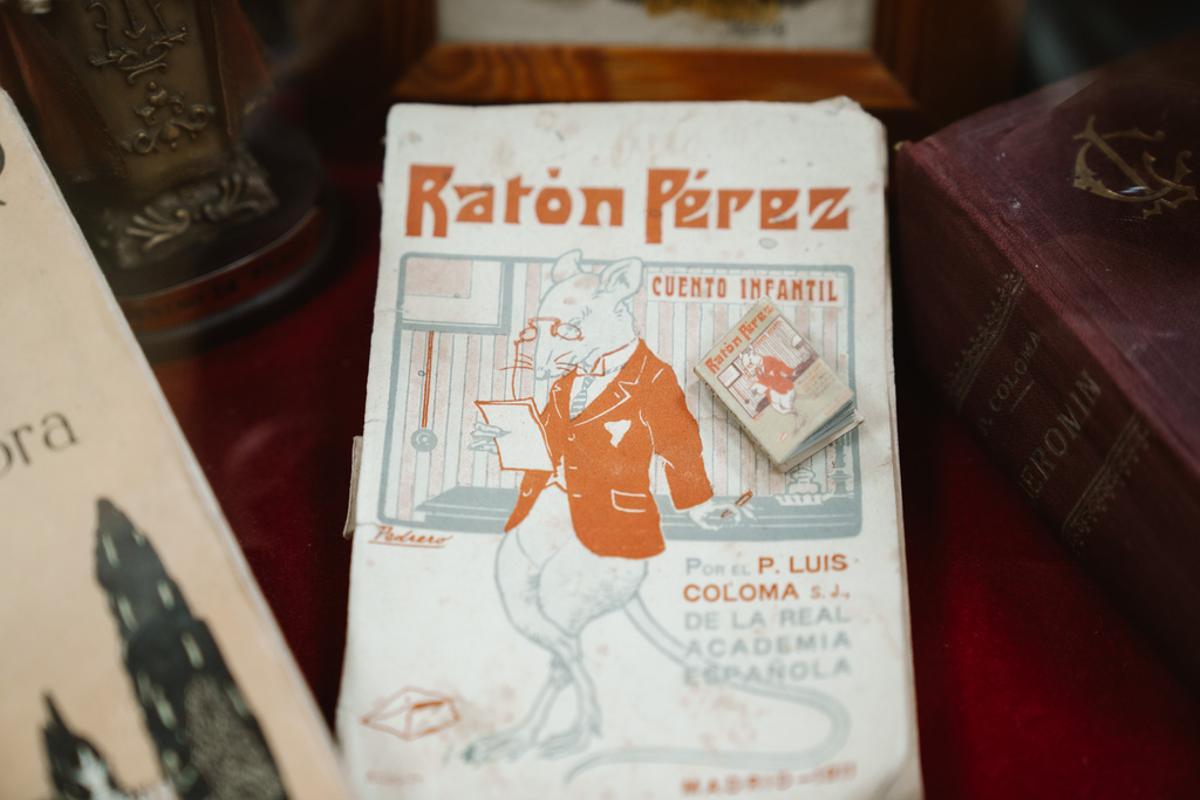 Una de las primera ediciones de 'Ratón Pérez' de Luis Coloma, junto a un ejemplar diminuto, en la casa-museo.
