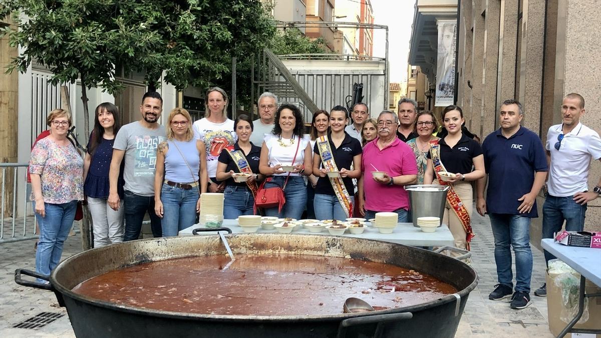 La corporación local, con Merche Galí a la cabeza, no se perdió el multitudinario &#039;sopar de tombet de bou&#039;.