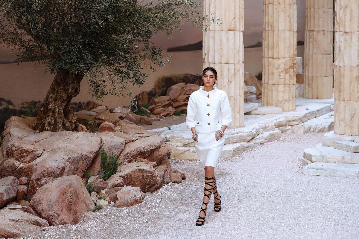 Chanel Colección Crucero 2018: traje blanco con chaqueta abotonada