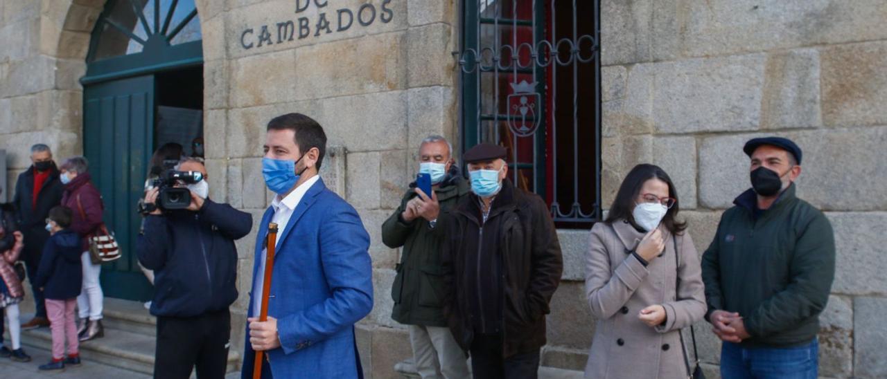 El ya nuevo alcalde de Cambados saluda a los vecinos a las puertas del Ayuntamiento.   | // IÑAKI ABELLA