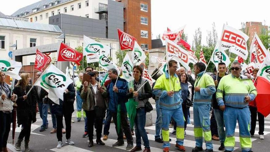 Protesta de los trabajadores de ambulancias, frente al hospital Virgen de la Concha.