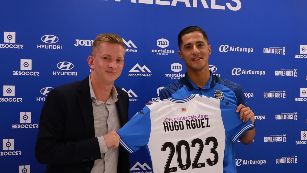 Higo Rodríguez durante su presentación como jugador blanquiazul junto a Patrick Messow.