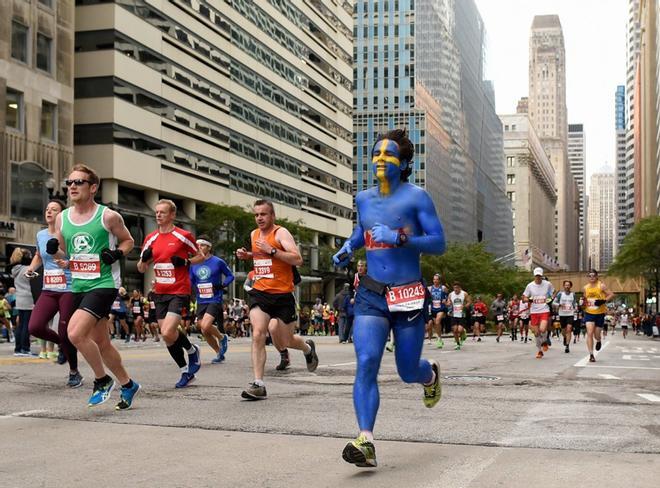 Una vista general de los corredores que compiten durante el Maratón de Chicago del Bank of America 2019.