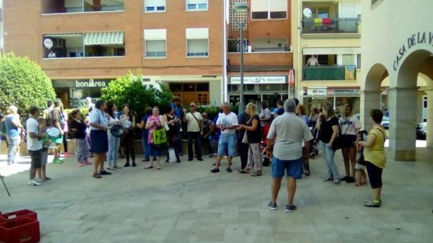 Els veïns protesten, a cop de cassola, davant de l&#039;Ajuntament.