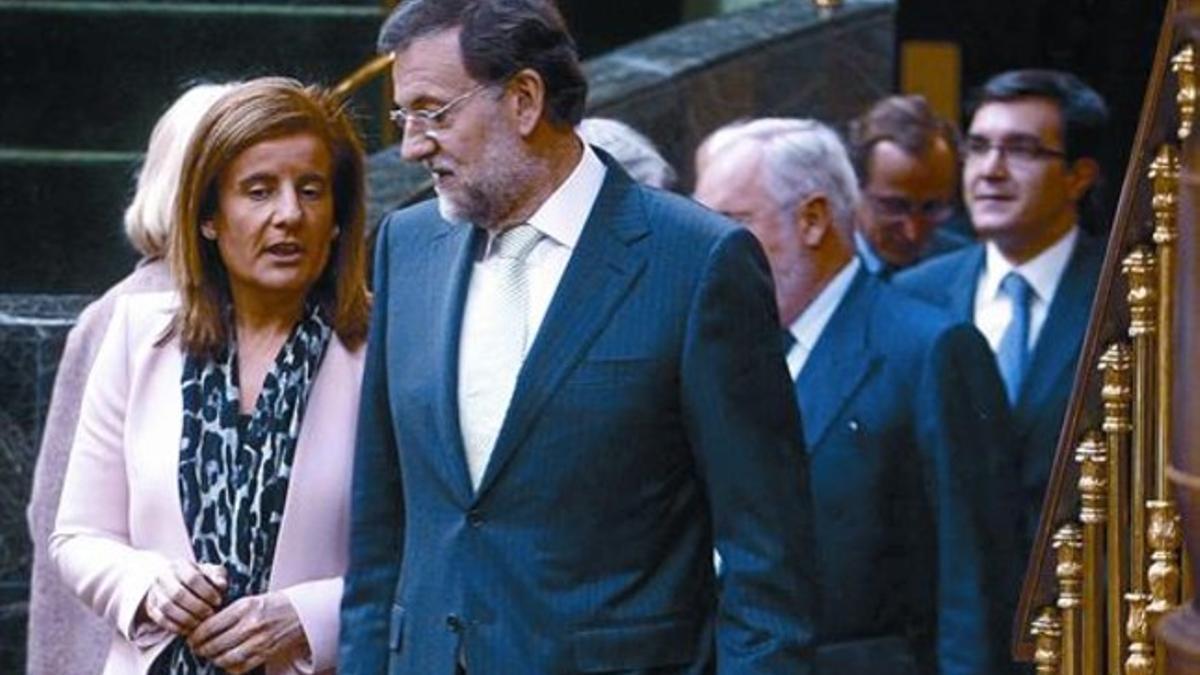 El presidente del Gobierno, Mariano Rajoy, junto a la ministra de Empleo, Fátima Báñez, ayer en el Congreso.