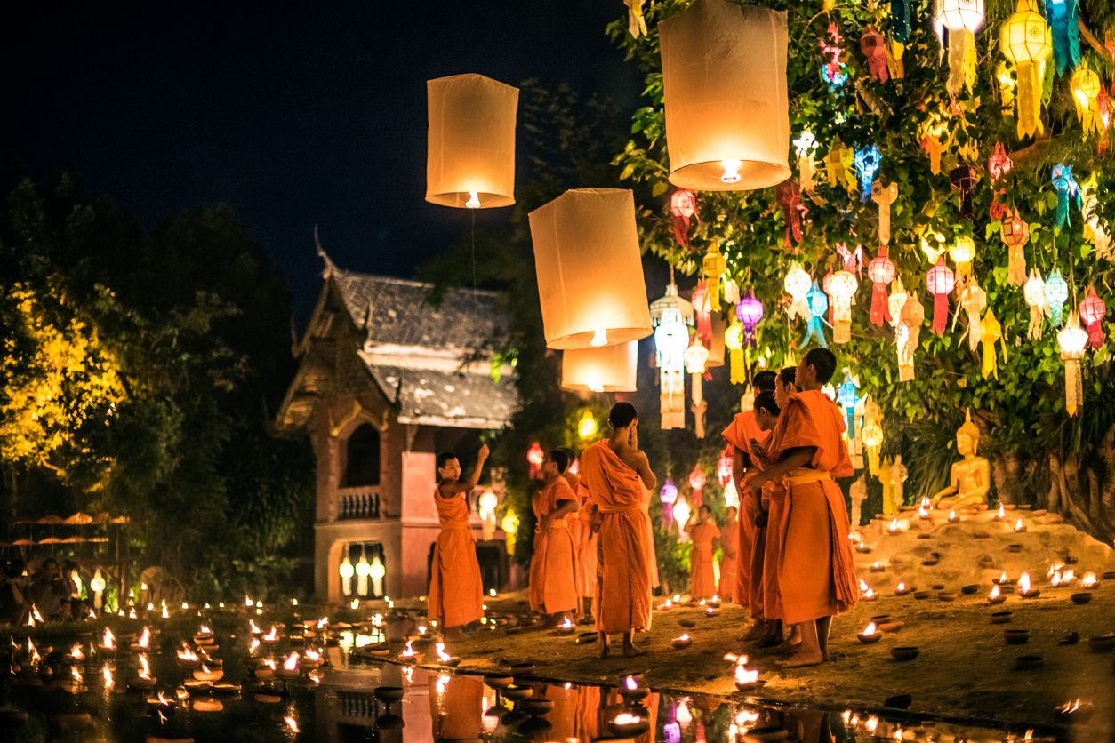 Monjes en el templo de Phan Tao durante el Festival de Loi Krathong.