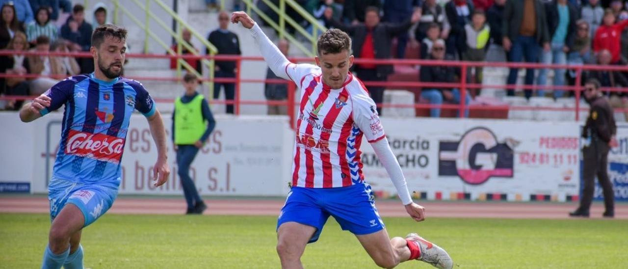 Abraham Pozo, durante el partido ante el Coria.