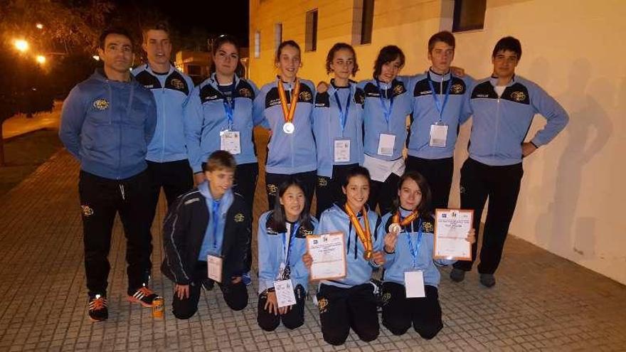 Competidores del Patiño con sus medallas y diplomas.