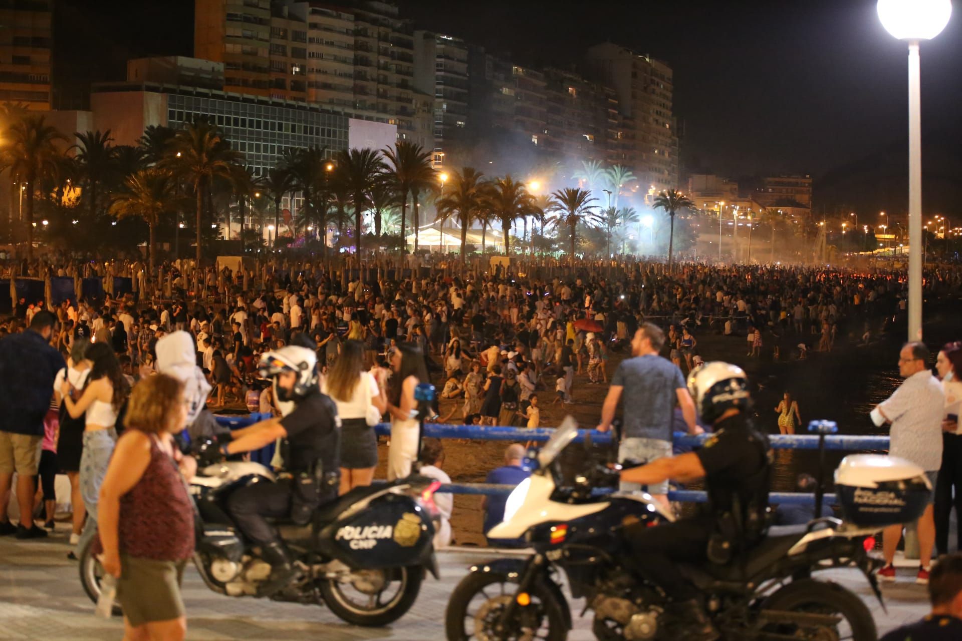 Vuelve la tradición de las hogueras a las playas de Alicante, pero sin botellón