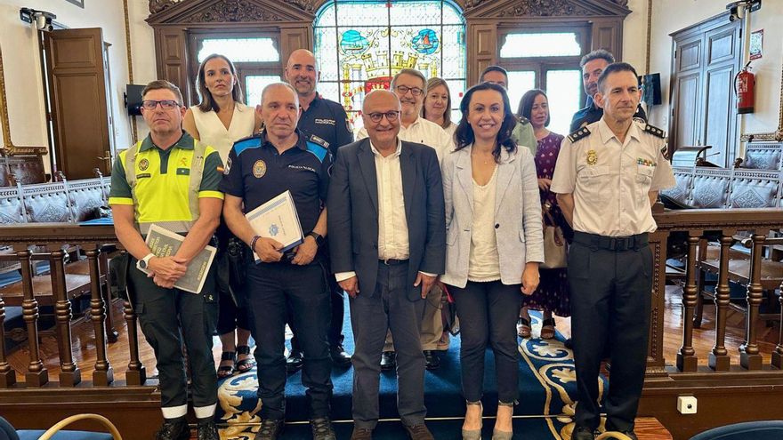 Asistentes a la junta de seguridad de ayer, tras la reunión.