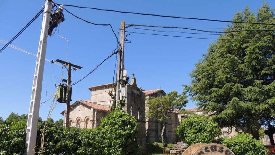 Un operario de Iberdrola durante los trabajos para desmontar el transformador.