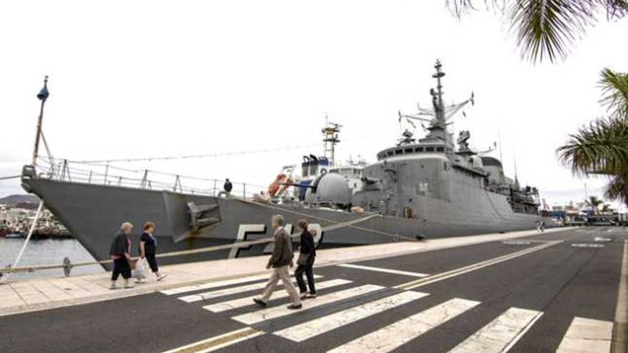 La fragata brasileña &#039;Liberal F43&#039; tras atracar ayer en el muelle Santa Catalina de la capital grancanaria. | andrés cruz