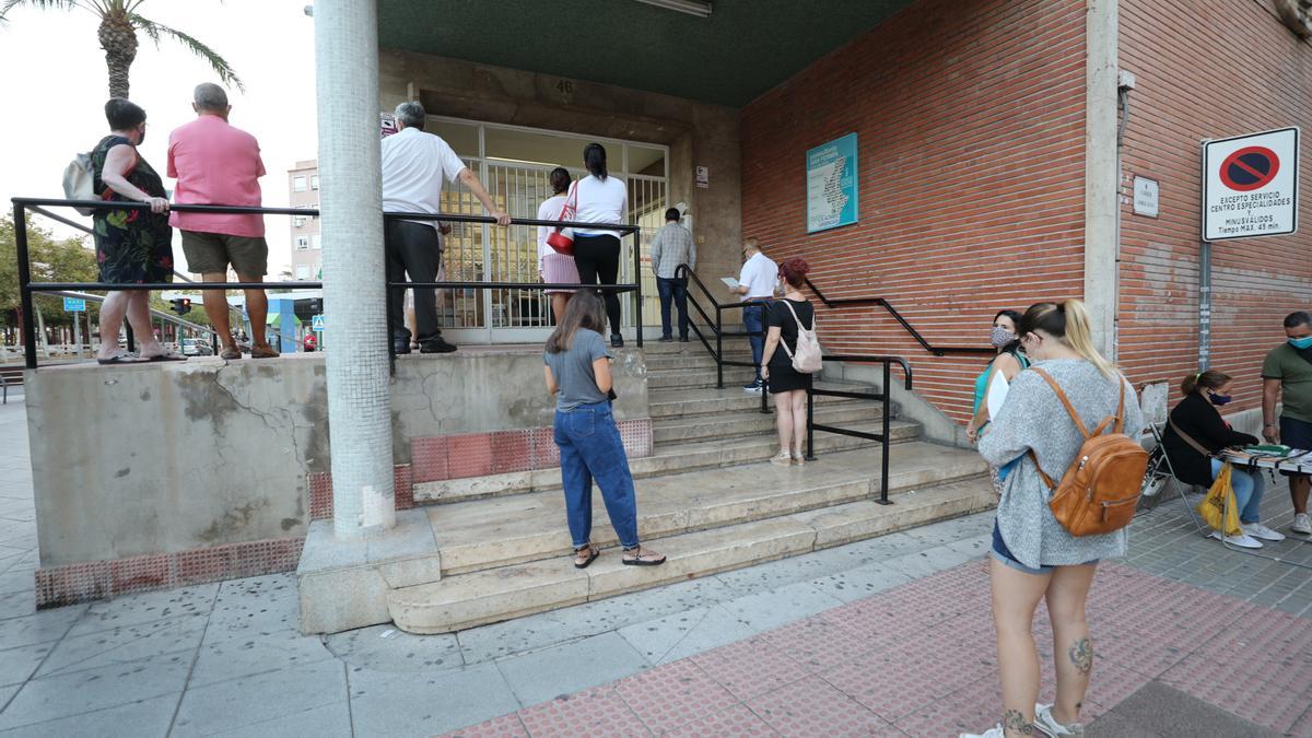 Cola en un centro de salud de Elche, hace pocos días.